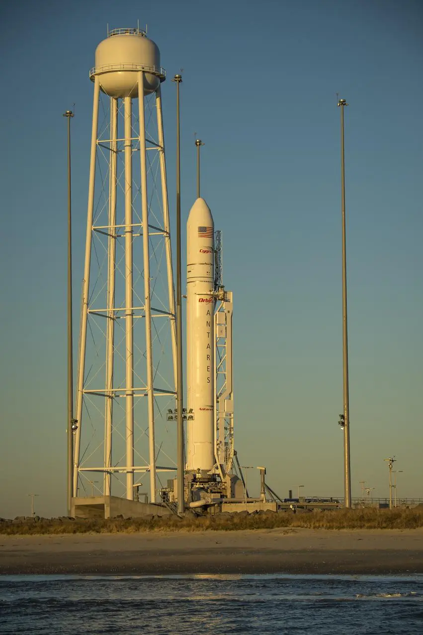 Foguete Antares na plataforma de lançamento à beira-mar, na ilha de Wallops, nos Estados Unidos