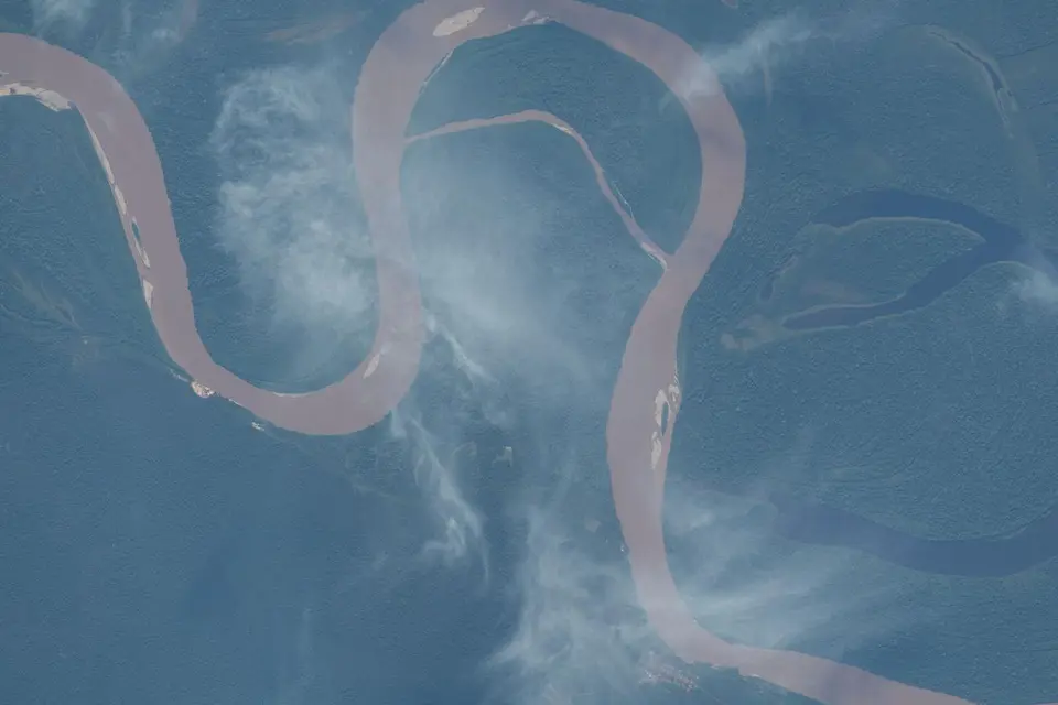O rio Amazonas serpenteando pela floresta, fotografado da Estação Espacial Internacional