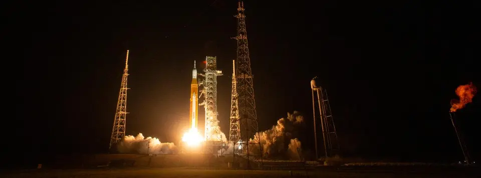 Foguete SLS com a nave Orion decolando à noite da plataforma 39B, no Centro Espacial Kennedy, na missão Artemis I