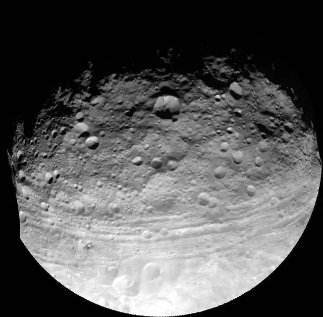 O asteroide Vesta, rochoso e cheio de crateras, fotografado pela sonda Dawn