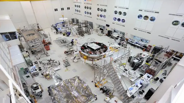 Engenheiros em sala limpa trabalhando em um satélite antes do lançamento