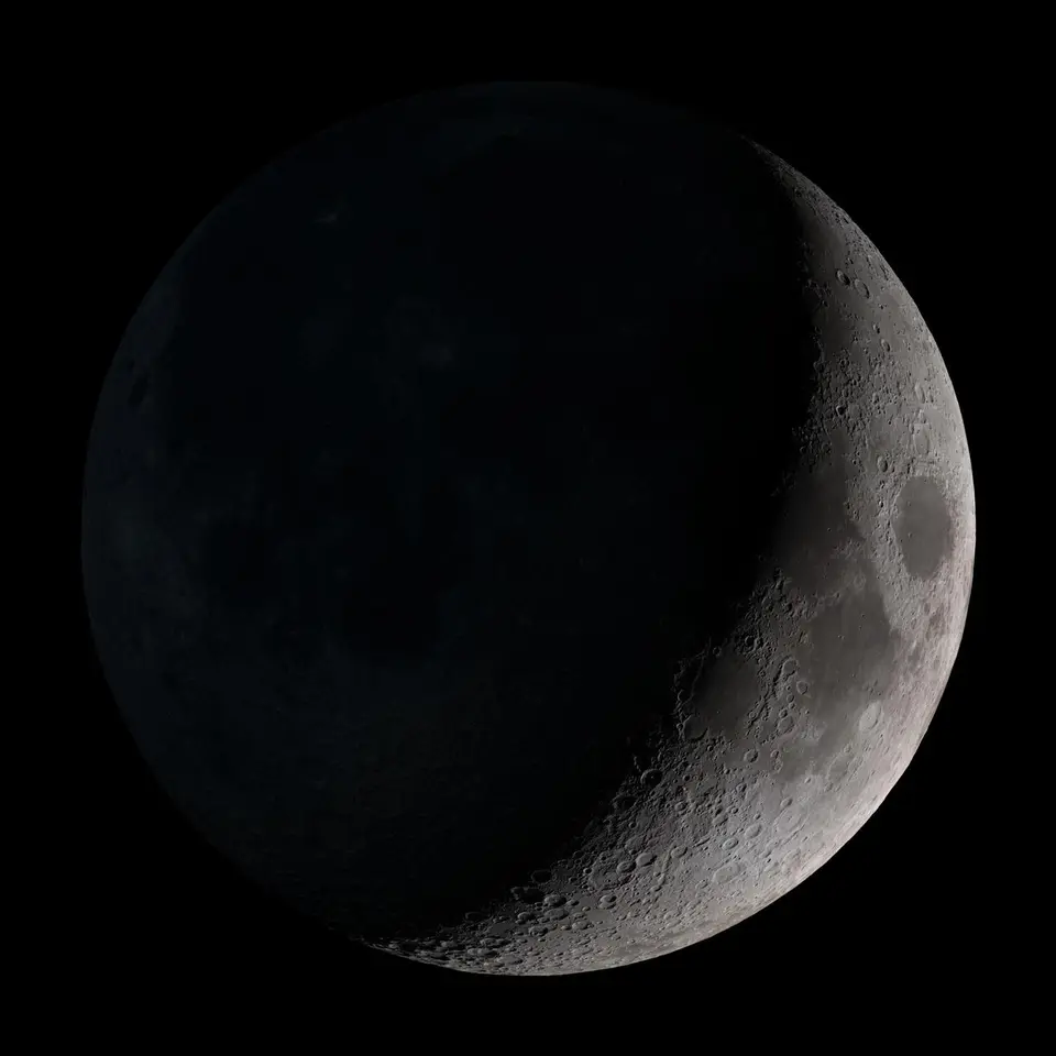 Lua em quarto crescente com sombras longas destacando as crateras ao longo da linha entre dia e noite