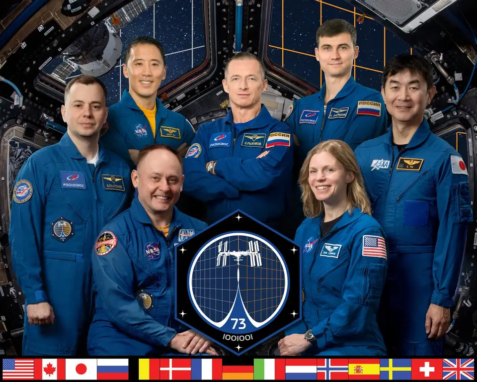 Astronautas de várias nacionalidades reunidos dentro da Estação Espacial Internacional