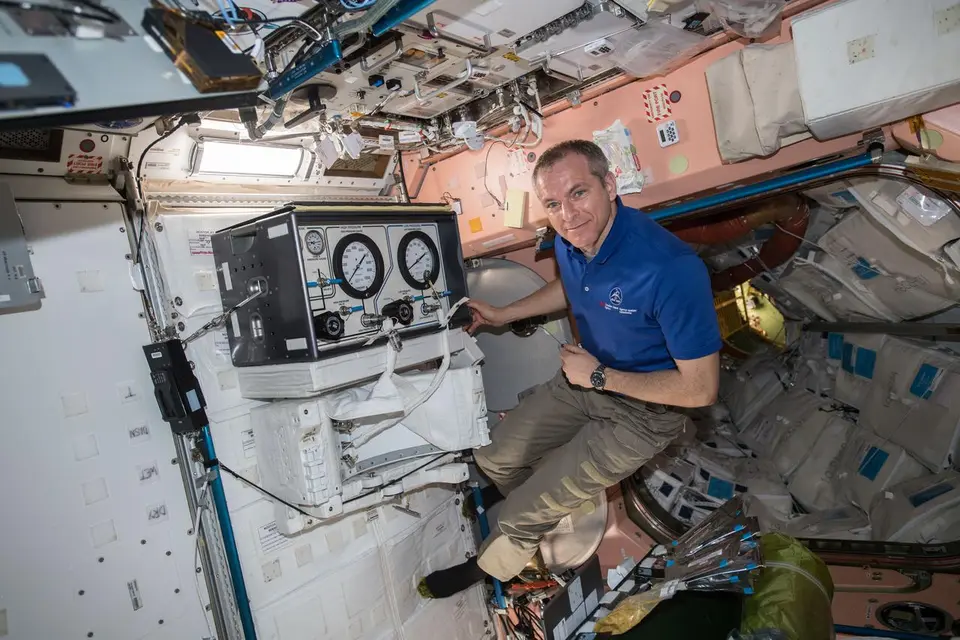 Astronauta em traje espacial flutuando livremente no espaço com a Terra ao fundo