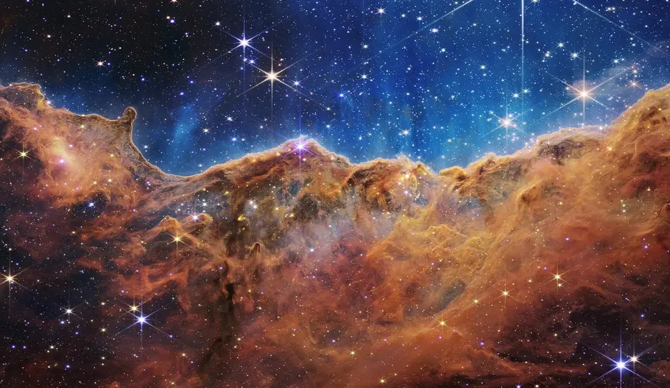 Penhascos Cósmicos da Nebulosa de Carina fotografados pelo James Webb, com montanhas de gás e poeira e estrelas recém-nascidas