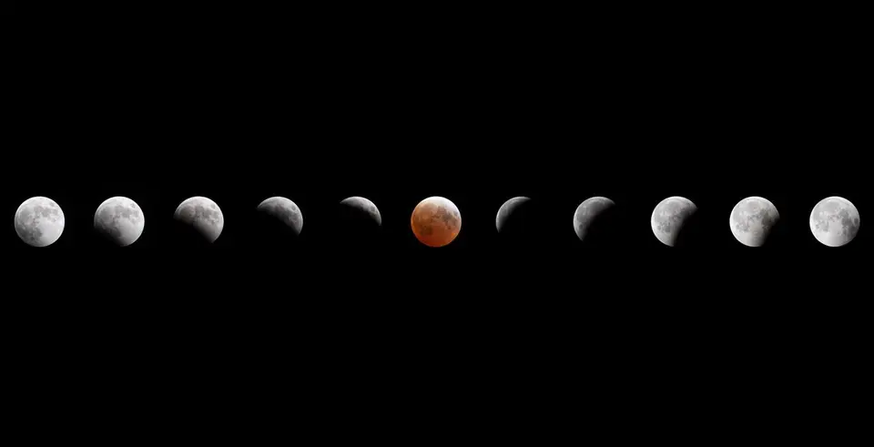 Lua durante eclipse total, avermelhada, fotografada com teleobjetiva
