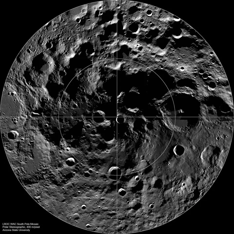 Superfície da Lua vista de perto com crateras e a região do polo sul em sombras longas
