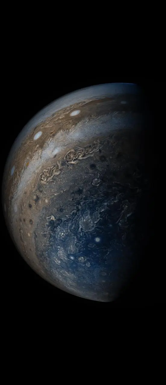 Nuvens de Júpiter em espirais azuis, brancas e marrons fotografadas de perto pela sonda Juno