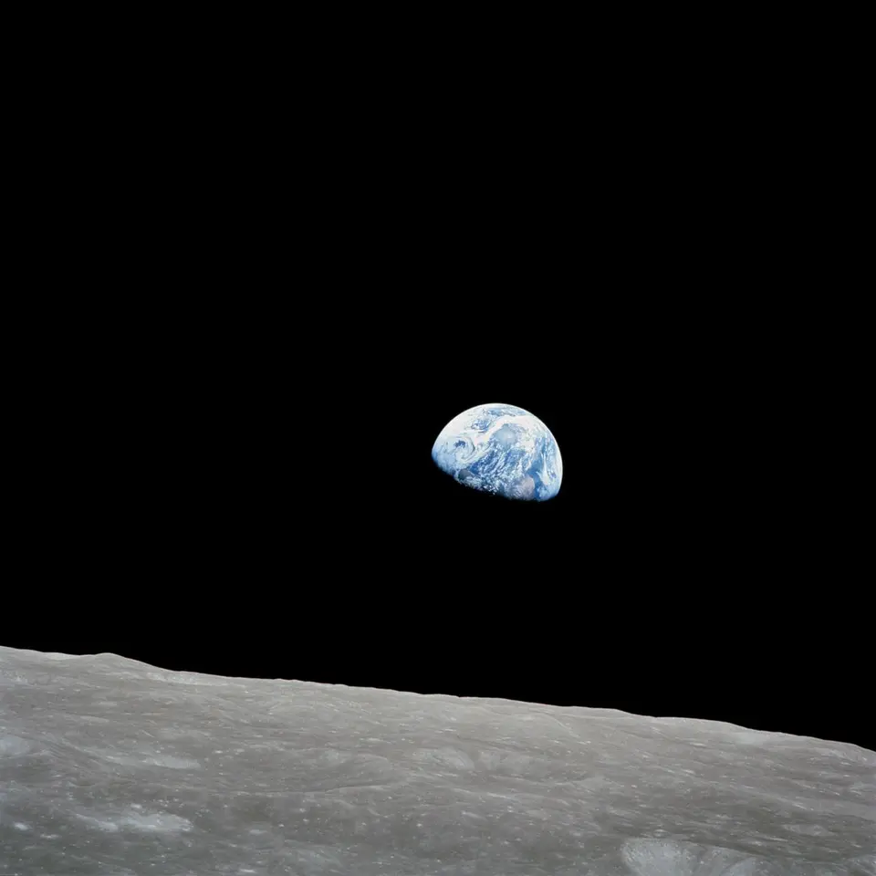 Planeta Terra nascendo sobre o horizonte da Lua, a famosa foto Earthrise da Apollo 8