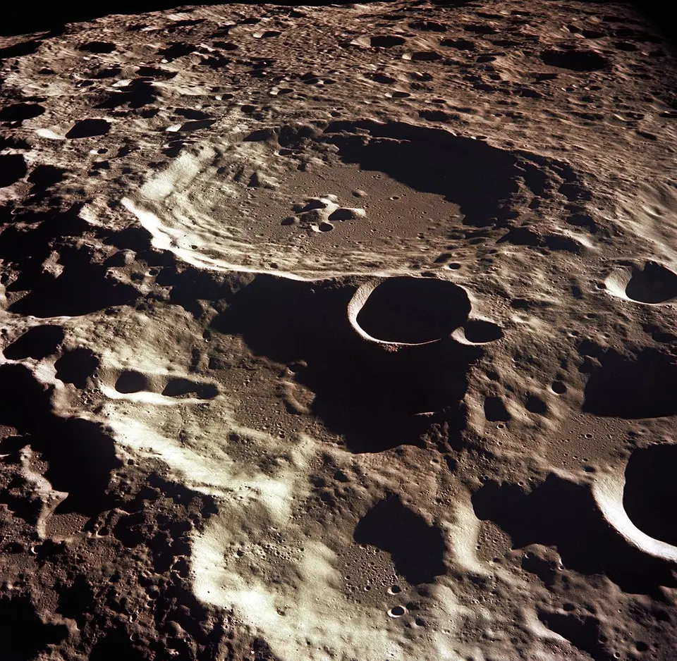 Fotografia do lado oculto da Lua mostrando a superfície acidentada e cheia de crateras