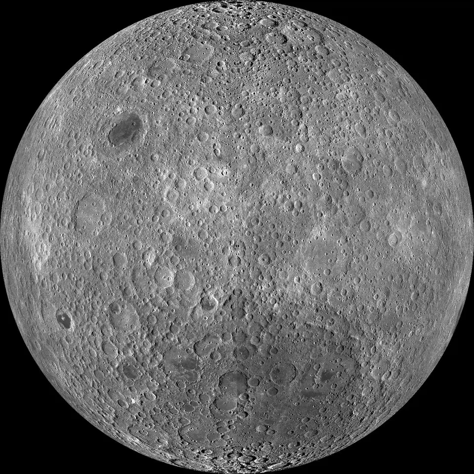 Lado oculto da Lua coberto de crateras, fotografado por uma sonda em órbita