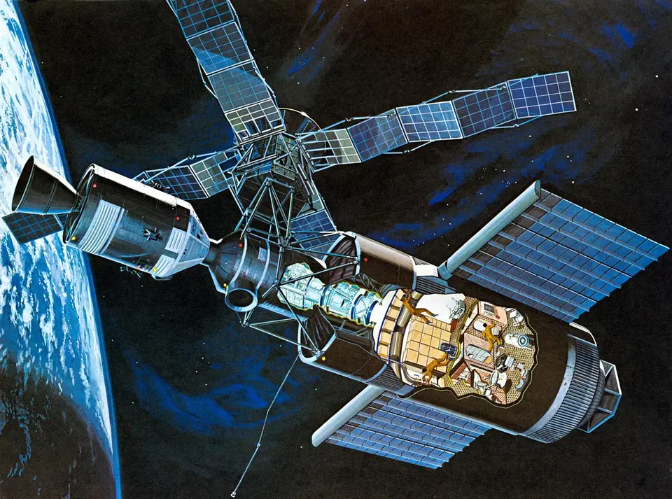 Ilustração da estação espacial Skylab em órbita da Terra