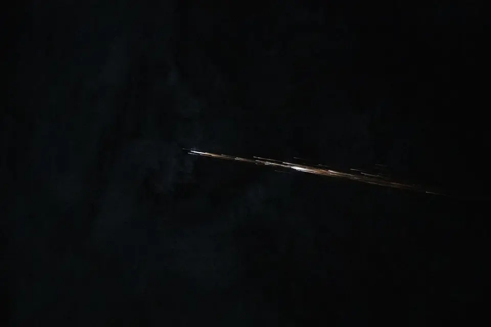 Fragmento de detrito espacial não identificado fotografado da Estação Espacial Internacional