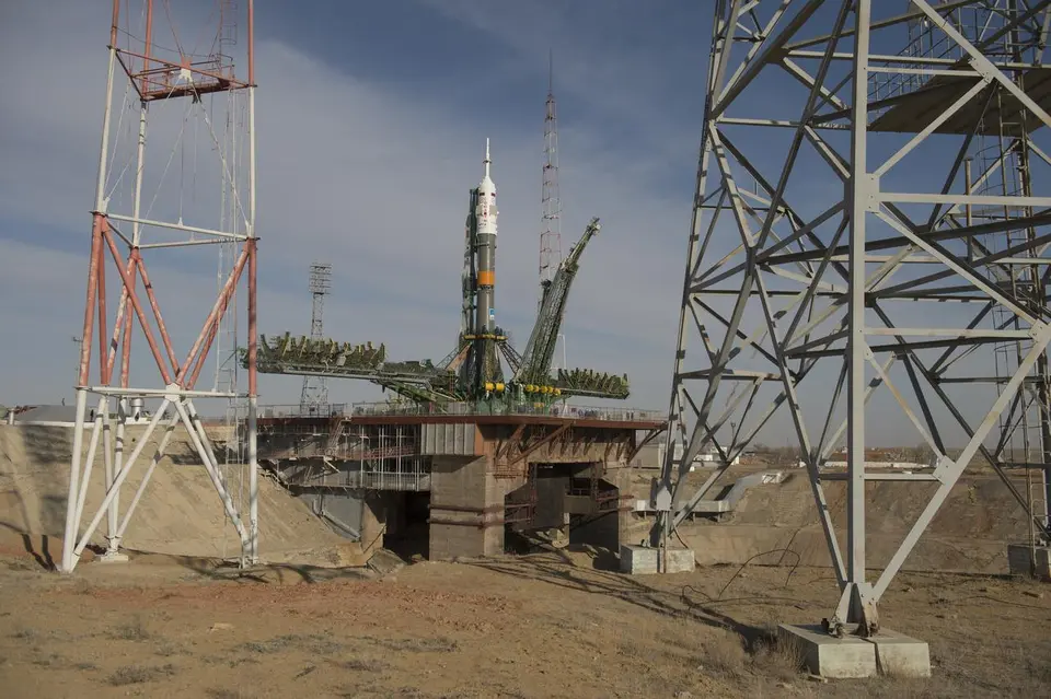 Foguete Soyuz erguido na plataforma de lançamento do cosmódromo de Baikonur