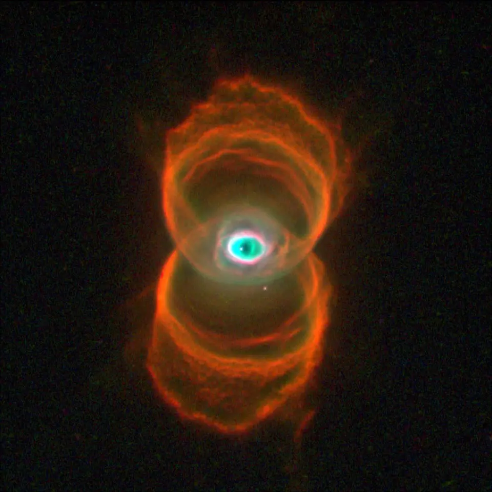 Nebulosa planetária colorida com uma estrela anã branca no centro