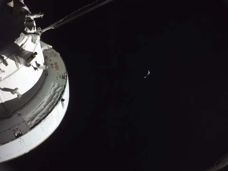 A Terra surgindo sobre o horizonte da Lua, fotografada pela nave Orion