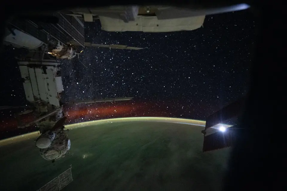 Céu estrelado sobre o horizonte da Terra, com o brilho da atmosfera, visto da Estação Espacial