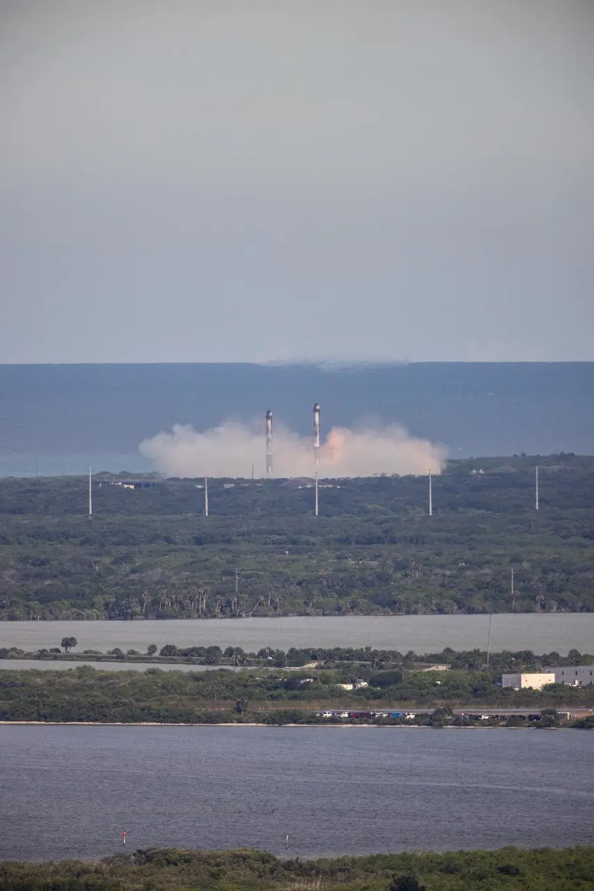 Dois propulsores laterais de um Falcon Heavy pousando ao mesmo tempo em Cabo Canaveral
