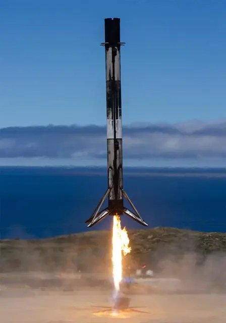 Foguete Falcon 9 pousando em pé sobre uma plataforma no mar