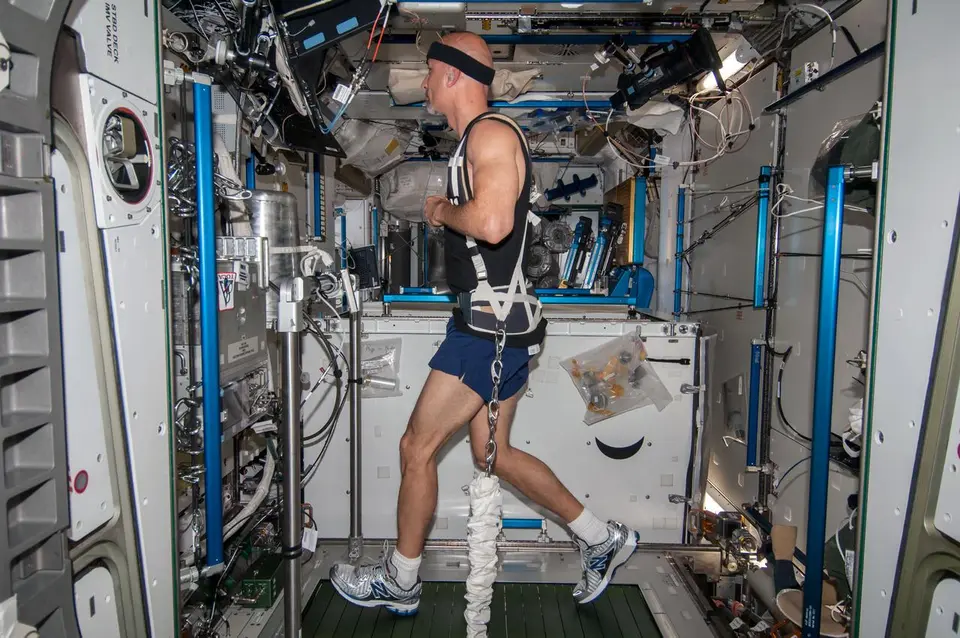 Astronauta no módulo Tranquility da Estação Espacial, onde ficam a esteira e a máquina de musculação