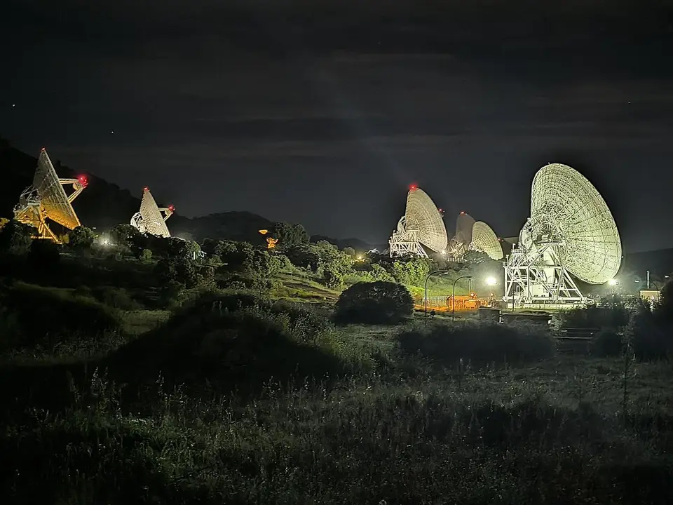 Seis antenas da Rede de Espaço Profundo da NASA em Madri apontadas para o céu