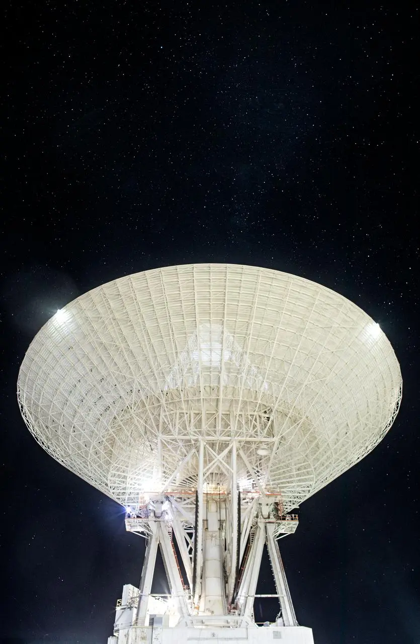 Antena de 70 metros da NASA em Goldstone, na Califórnia, sob o céu estrelado