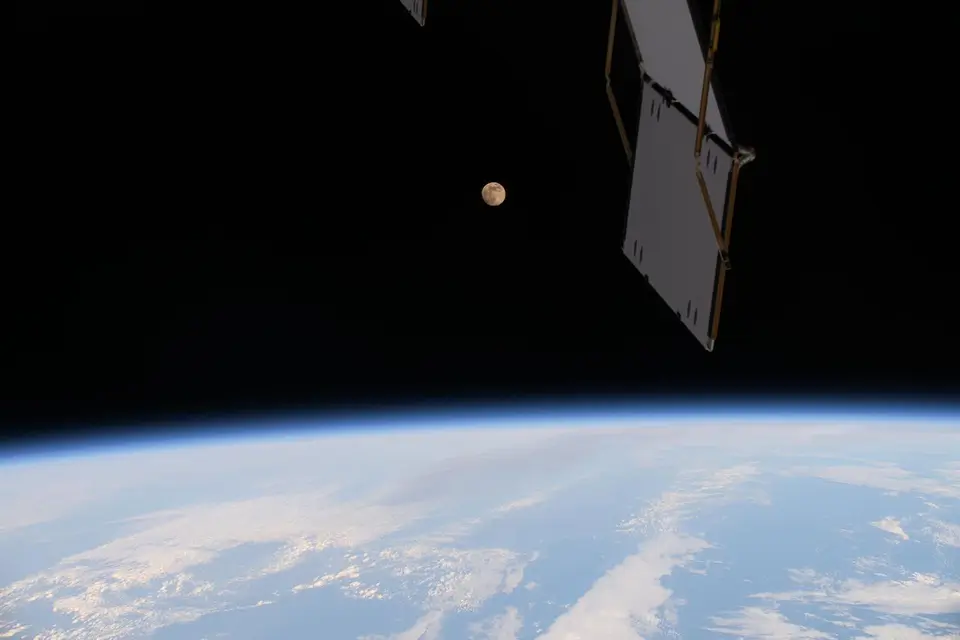 Superlua cheia vista a partir da órbita, com a Terra em primeiro plano