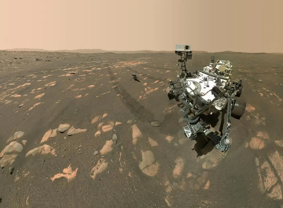Autorretrato do rover Perseverance em Marte, com o helicóptero Ingenuity ao lado