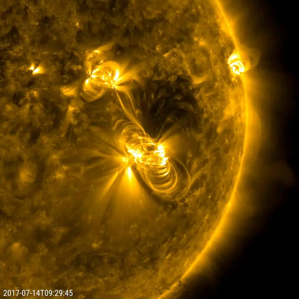 Grande erupção solar vista em ultravioleta, com um filamento de plasma se soltando do Sol