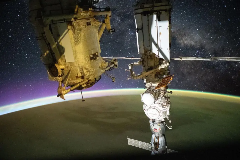 Brilho da alta atmosfera e nascer do sol orbital vistos da Estação Espacial