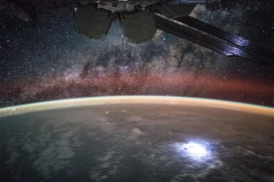 A Via Láctea sobre o horizonte da Terra, fotografada da Estação Espacial Internacional
